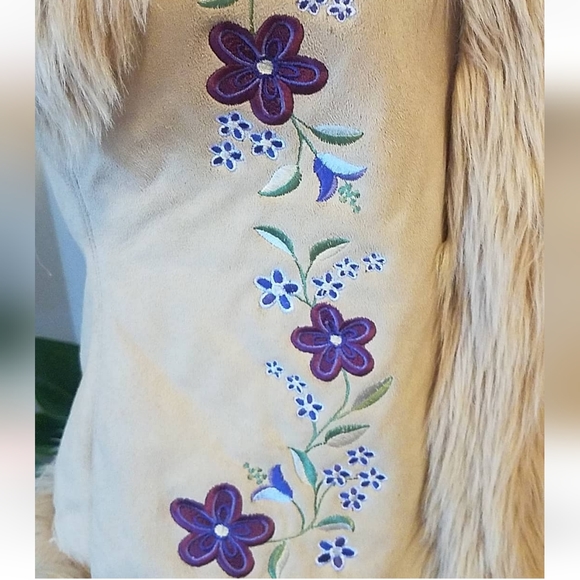 VINTAGE FUR LINED, FLOWER EMBROIDERED VEST🌼 EU CONDITION - Picture 5 of 16